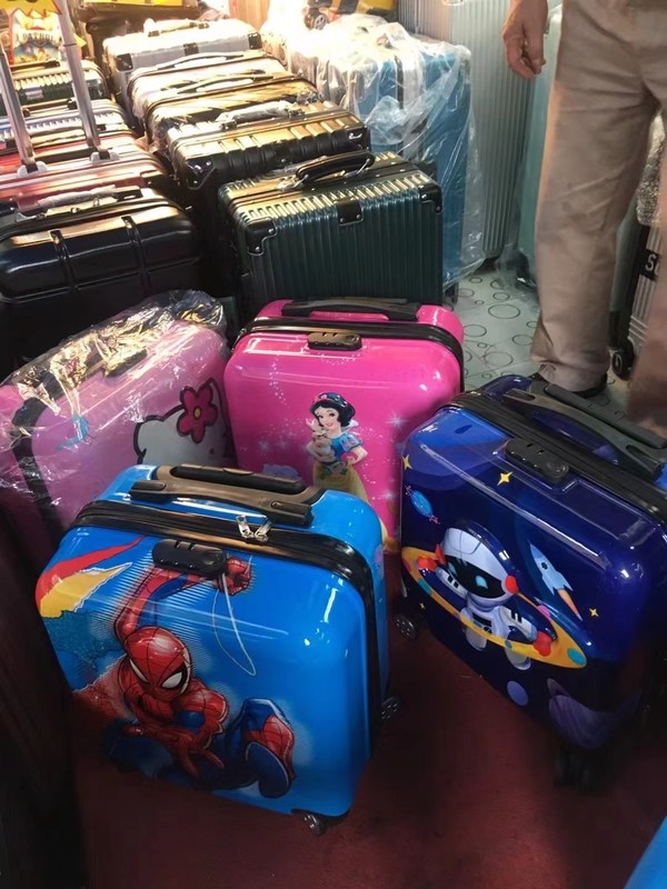 /Wypuszczanie przygody /Dzieci z walizką /Dla podróżników /Pryncesse Trolley bagaże