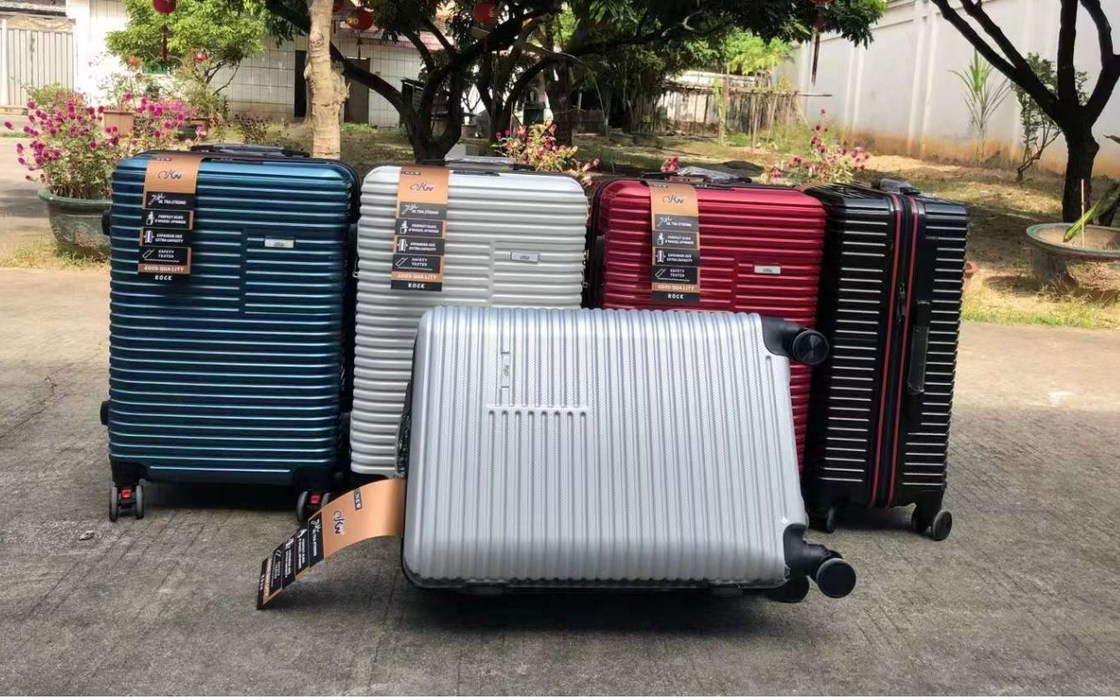 Aluminiowa ramka Twarda Strona Rolowana Zipper Flight Case OEM ODM Niestandardowa etykieta anty-szramki bagaż podróży walizka z 4 Whee